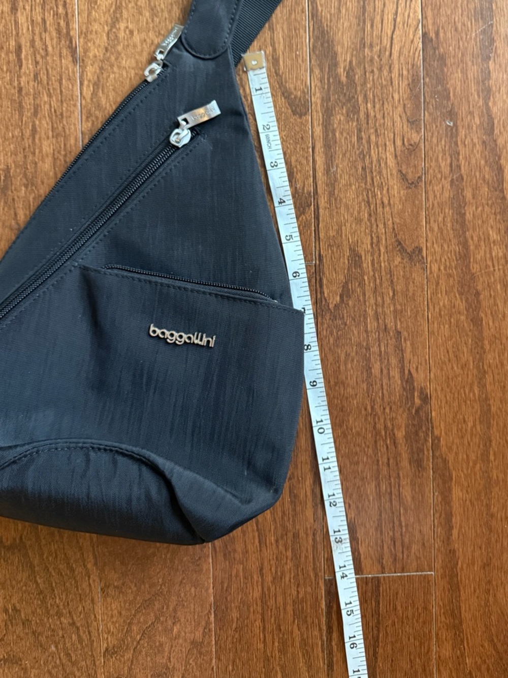 Baggallini Black Sling Mini bag like new - Picture 5 of 11